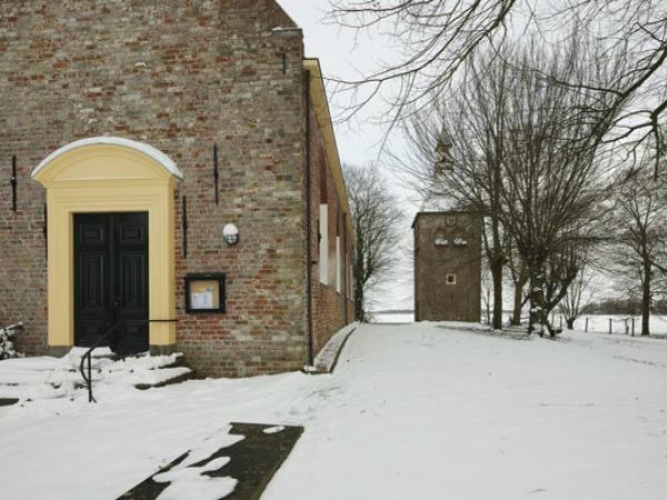 Den Andel kerk en toren in de sneeuw